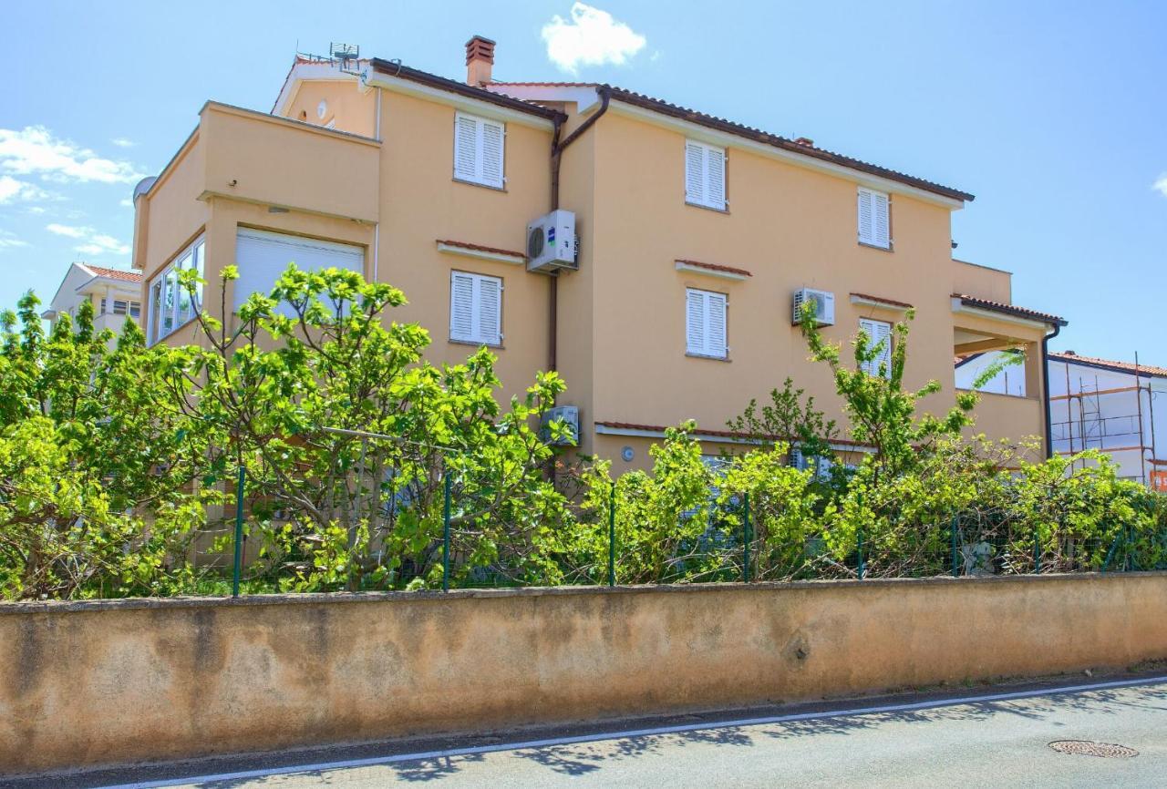 Apartments Aster Malinska Luaran gambar